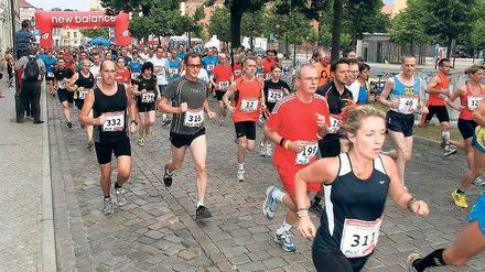 Start in der Schopenhauerstraße. Der Sparkassenlauf wird wie im vergangenen Jahr (unser Foto) von dort aus auf dem Mittelstreifen der Hegelallee bis zum Nauener Tor führen, dann durch die Friedrich-Ebert-Straße zum Ziel in der Brandenburger Straße.