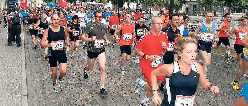 Start in der Schopenhauerstraße. Der Sparkassenlauf wird wie im vergangenen Jahr (unser Foto) von dort aus auf dem Mittelstreifen der Hegelallee bis zum Nauener Tor führen, dann durch die Friedrich-Ebert-Straße zum Ziel in der Brandenburger Straße.
