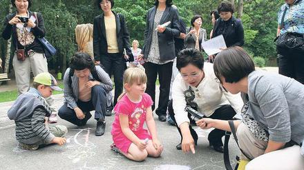 Spielplatz Kindergarten. Mit manchen Kindern der „Kita Löwenzahn“ konnten sich die Besucherinnen aus Südkorea sogar ein wenig auf Englisch unterhalten. Vor allem an den Kinderhilfen und Angeboten der Stadt waren die Politikerinnen interessiert.