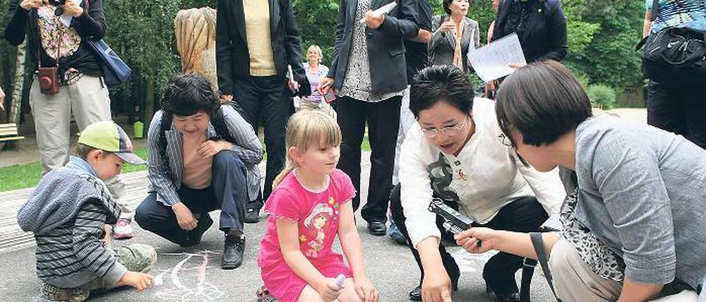 Spielplatz Kindergarten. Mit manchen Kindern der „Kita Löwenzahn“ konnten sich die Besucherinnen aus Südkorea sogar ein wenig auf Englisch unterhalten. Vor allem an den Kinderhilfen und Angeboten der Stadt waren die Politikerinnen interessiert.