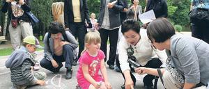 Spielplatz Kindergarten. Mit manchen Kindern der „Kita Löwenzahn“ konnten sich die Besucherinnen aus Südkorea sogar ein wenig auf Englisch unterhalten. Vor allem an den Kinderhilfen und Angeboten der Stadt waren die Politikerinnen interessiert.