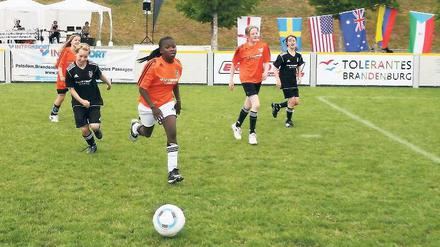 Am Ball. Schülerinnen von 15 Schulen aus Potsdam, Berlin, Geltow und Kleinmachnow spielen derzeit im Potsdamer Volkspark um den Weltmeistertitel.