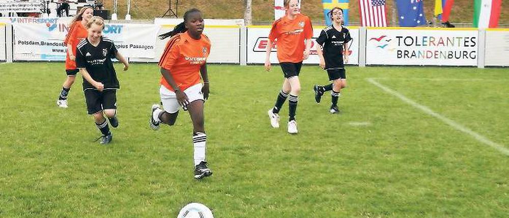 Am Ball. Schülerinnen von 15 Schulen aus Potsdam, Berlin, Geltow und Kleinmachnow spielen derzeit im Potsdamer Volkspark um den Weltmeistertitel.