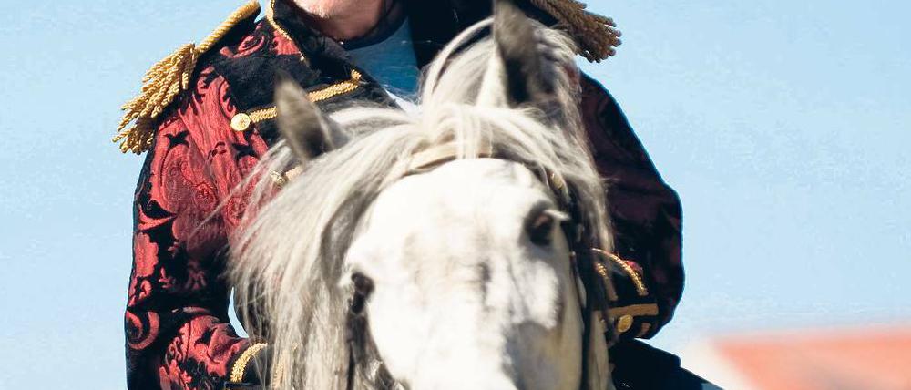 Schlacht von Wittstock. Der Schauspieler Martin Semmelrogge reitet als Melchior Graf von Hatzfeld auf einem Pferd.