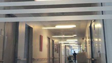 Abgeschirmt. Im Potsdamer Klinikum Ernst von Bergmann werden Ehec-Patienten betreut. Jetzt hat es möglicherweise den ersten Todesfall gegeben.
