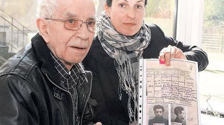 Geschichtszeugnis. Gedenkstättenchefin Ines Reich überreichte Peter Seele im April Seiten aus seiner Haftakte.