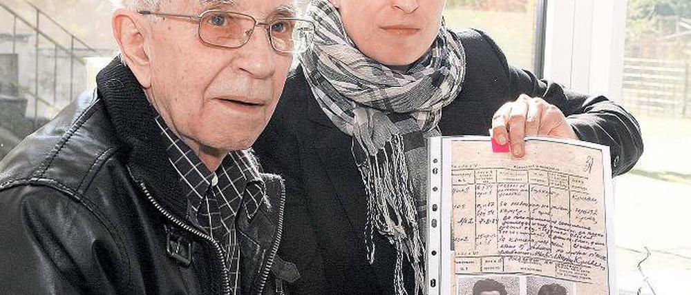 Geschichtszeugnis. Gedenkstättenchefin Ines Reich überreichte Peter Seele im April Seiten aus seiner Haftakte.