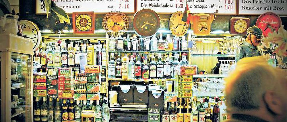 Durstig geht keiner nach Hause. Berliner Eckkneipen wie das Willi Mangler in Schöneberg sind Nachbarschaftsheim, Kaffeestube und Trinkertreff in einem. Nur Hipster müssen draußen bleiben. Alle