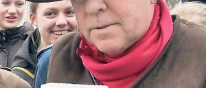 Gunter Demnig bei einer Stolperstein-Verlegung in Potsdam.