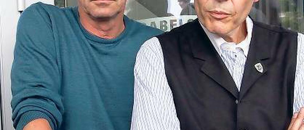 Frohe Kunde. Vereinschef Thomas Bastian (rechts) und Cheftrainer Dietmar Demuth verkündeten am Mittwochnachmittag die Rettung der 3. Liga für Babelsberg 03.