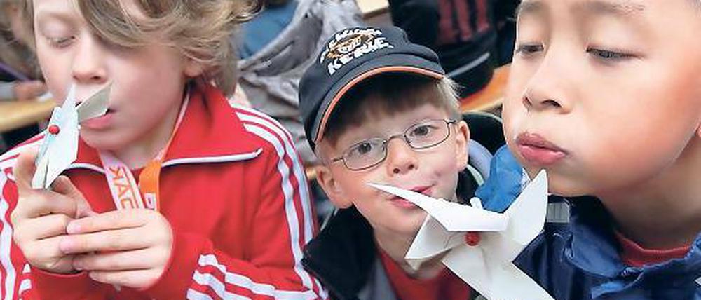 Aktionstag. Windkraft-Windmühlen von Yannik (li.) und Nam Khanh.