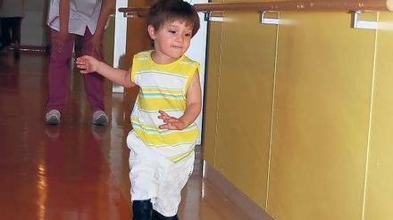 Nachwuchs-Kicker. Der dreijährige Makosi in der Neuroorthopädie der Oberlinklinik.