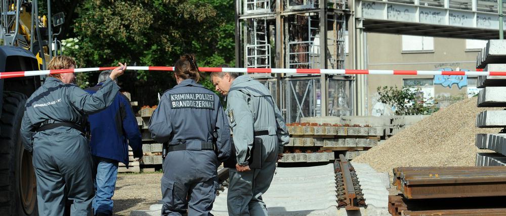 Mitarbeiter der Kriminalpolizei untersuchen am Montag am S-Bahnhof Ostkreuz in Berlin eine Kabelbrücke, in der es gebrannt hat. Der Zugverkehr im Ostteil der Stadt fiel in den Morgenstunden weitgehend aus.