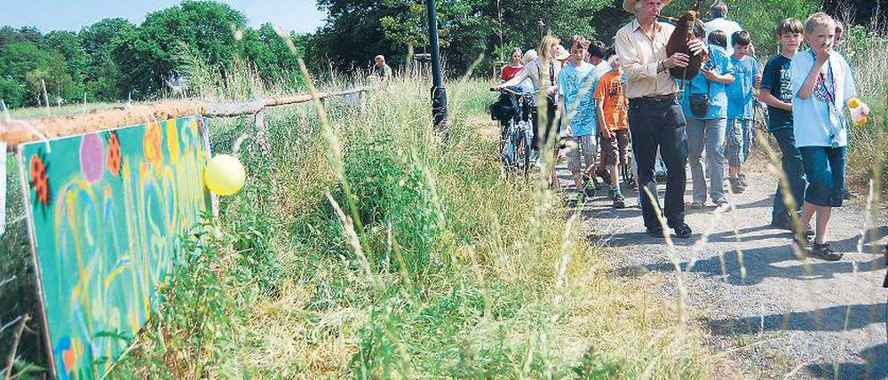 Unter Dudelsackklängen von Rolf Janssen zog das Publikum den Weg entlang.