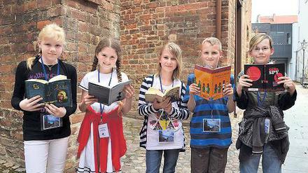 Magie gewinnt: Saskia Fillinger, Landessiegerin Alma Becker, Lara Löser, Hannes Kroke und Yannic Leschke (v. l.) haben Freude am Vorlesen.