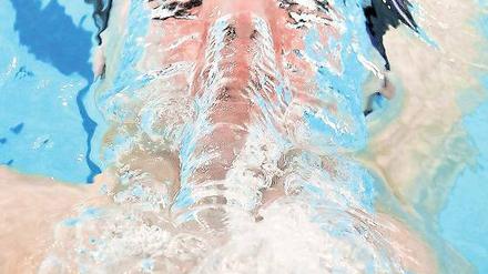 Auf dem Rücken unterwegs. Lagenschwimmer Yannick Lebherz.