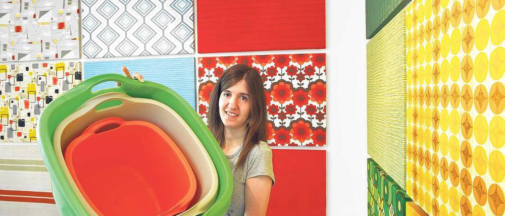 Alltagsdinge. Wäscheschüsseln vor bunten Gardinen.