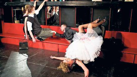 Verwandlung. Das Theaterschiff als Frisiersalon, Bar oder Wohnung.