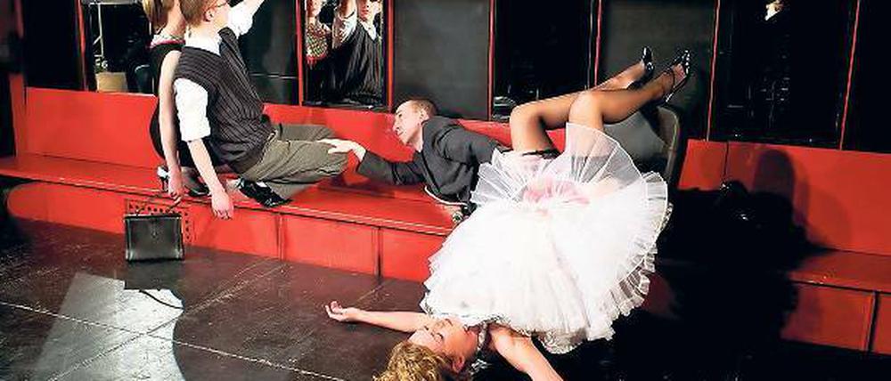 Verwandlung. Das Theaterschiff als Frisiersalon, Bar oder Wohnung.