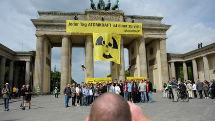 Aktivisten der Umweltschutzorganisation Greenpeace protestieren auf dem Brandenburger Tor gegen Atomkraft.