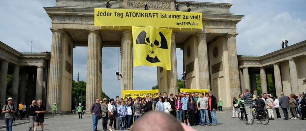 Aktivisten der Umweltschutzorganisation Greenpeace protestieren auf dem Brandenburger Tor gegen Atomkraft.
