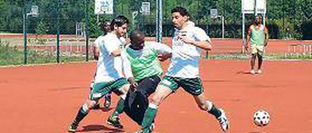 Wo ist der Ball? Die „Black-Stars“ versuchen die Iraker auszutricksen.