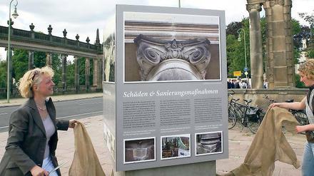 Informationen für Touristen: Heidi Gerber und Susanne Stich (re.) enthüllen die Stele. Im Hintergrund die Kolonnaden.