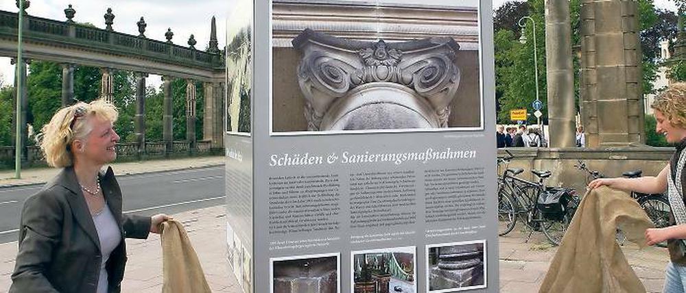 Informationen für Touristen: Heidi Gerber und Susanne Stich (re.) enthüllen die Stele. Im Hintergrund die Kolonnaden.