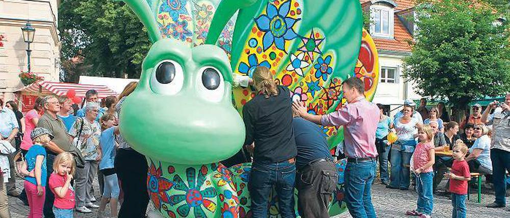 Verzückt mit seinem Babyblick: Aus dem adligen Wurm wurde am Sonntag ein quietschbunter Schmetterling. Ab Juli soll Kanali von Rübenrauch den Kreisverkehr an der Potsdamer Straße zieren.