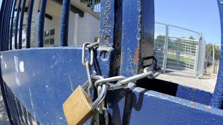 Verschlossen ist am Donnerstag (26.05.2011) eine Zufahrt zum Karl-Liebknecht-Stadion in Potsdam. Während die Stadionsanierung mit Mitteln des Konjunkturfonds erfolgt, droht dem hier spielendem Verein Babelsberg 03 ein Zwangsabstieg, nachdem sich Sponsoren zurückzogen.