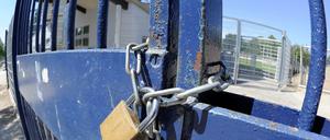 Verschlossen ist am Donnerstag (26.05.2011) eine Zufahrt zum Karl-Liebknecht-Stadion in Potsdam. Während die Stadionsanierung mit Mitteln des Konjunkturfonds erfolgt, droht dem hier spielendem Verein Babelsberg 03 ein Zwangsabstieg, nachdem sich Sponsoren zurückzogen.