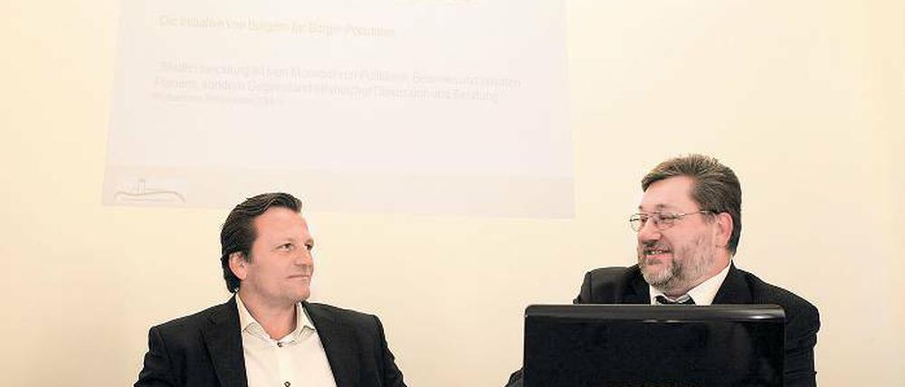 Pro Brauhausberg. CDU-Mitglied und Unternehmer Andreas Ehrl (l.) und Bäder-Experte Christian Schirrholz bei der Pressekonferenz am Freitag. Ehrl unterstützt die Forderung der Bürgerinitiative nach einem Erhalt der Schwimmhalle am Brauhausberg.