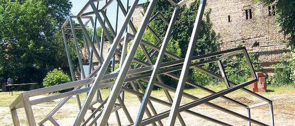 Einstürzende Hohlräume: Stahlskulptur des Künstlers Hartmut Sy.