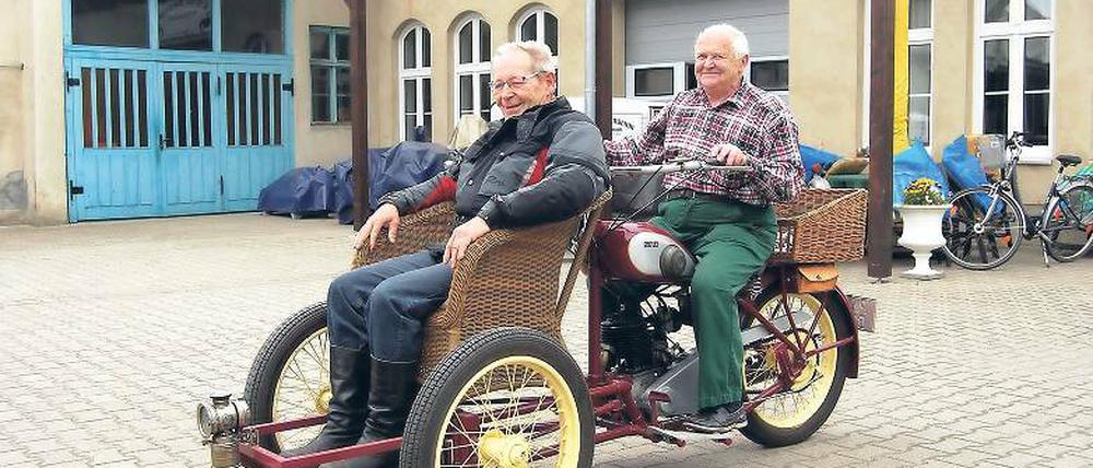 Diesen Simplex-Vorsteckwagen von 1920 hat Herbert Schmidt (rechts) vor zwei Jahren aufgebaut. Nur den verrosteten Rahmen gab es.Vereinsmitglied Bernd Kube fährt mit.