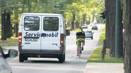 Motor gegen Muskelkraft: Nach dem Willen der Stadtverwaltung sollen sich Autos und Radler die Drewitzer Straße auch künftig teilen – wenn auch mit Markierung.
