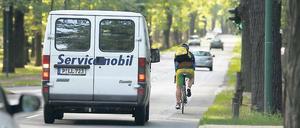 Motor gegen Muskelkraft: Nach dem Willen der Stadtverwaltung sollen sich Autos und Radler die Drewitzer Straße auch künftig teilen – wenn auch mit Markierung.