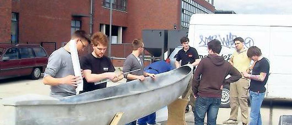 Schweres Boot. Aus Beton fertigen die Studierenden ihre Kanus.