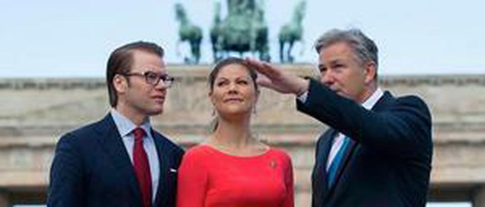 Am Morgen ging es für Victoria von Schweden und ihren Mann, Prinz Daniel, zum Brandenburger Tor. Der Regierende Bürgermeister Klaus Wowereit gab für die beiden den Stadtführer.