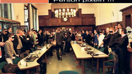 Volles Haus. 20 Angeklagte und ihre Verteidiger drängten sich im Saal.