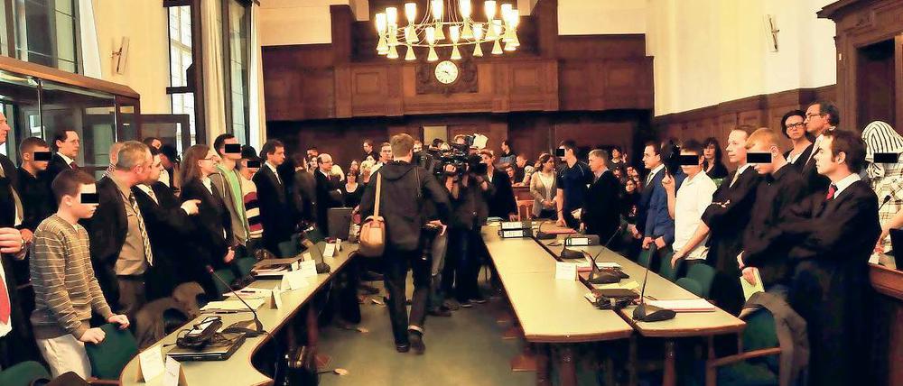 Volles Haus. 20 Angeklagte und ihre Verteidiger drängten sich im Saal.