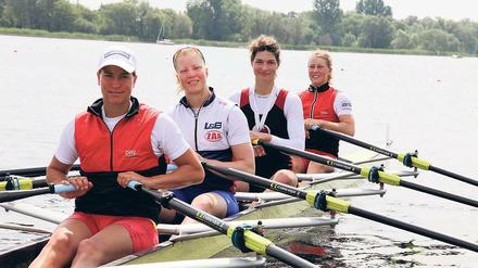 In einem Boot. Britta Oppelt, Stephanie Schiller, Carina Bär und Julia Richter.