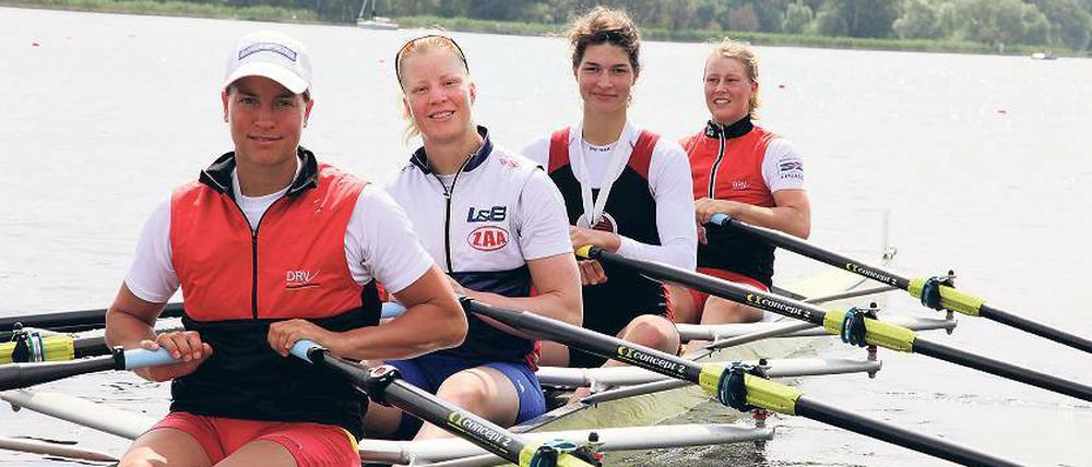 In einem Boot. Britta Oppelt, Stephanie Schiller, Carina Bär und Julia Richter.