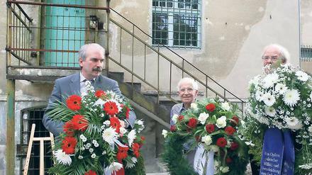 Einen Engel gehabt: Flankiert von Staatssekratär Martin Gorholt (l.) und Richard Buchner ehrte Peter Seele seine Kameraden.