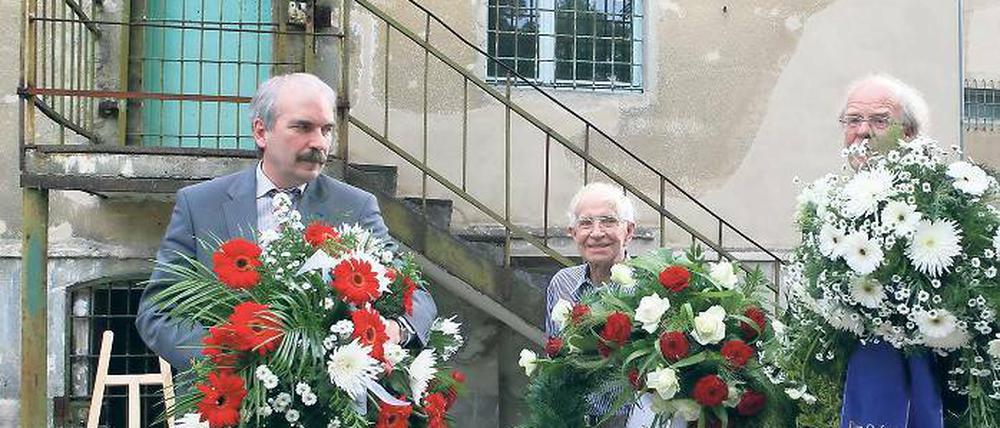 Einen Engel gehabt: Flankiert von Staatssekratär Martin Gorholt (l.) und Richard Buchner ehrte Peter Seele seine Kameraden.