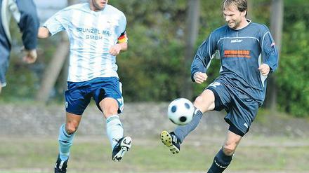 Vor dem Spiel ist im Beruf. Sven Hartmann (l.), hier im Duell mit Fortuna Babelsergs Sebastian Höhlich, ist Oranienburgs Kapitän und erfolgreichster Torschütze in dieser Saison. Bevor der Stürmer heute im Landespokal gegen den SVB aufläuft, muss er noch arbeiten.