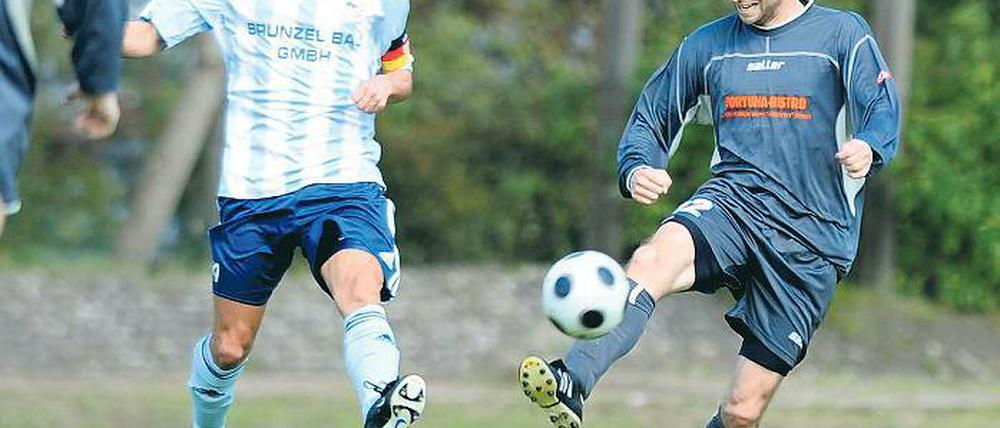 Vor dem Spiel ist im Beruf. Sven Hartmann (l.), hier im Duell mit Fortuna Babelsergs Sebastian Höhlich, ist Oranienburgs Kapitän und erfolgreichster Torschütze in dieser Saison. Bevor der Stürmer heute im Landespokal gegen den SVB aufläuft, muss er noch arbeiten.