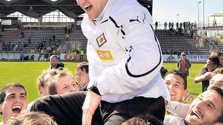 Erfolgscoach. Torsten Lieberknecht (37) übernahm 2008 das Training der ersten Mannschaft von Eintracht Braunschweig. Unter ihm gelang der Mannschaft der Klassenerhalt und damit die Teilnahme an der 3. Liga in der Saison 2008/09. In der laufenden Saison 2010/11 verlängerte Lieberknecht seinen Vertrag bei der Eintracht bis 2013.
