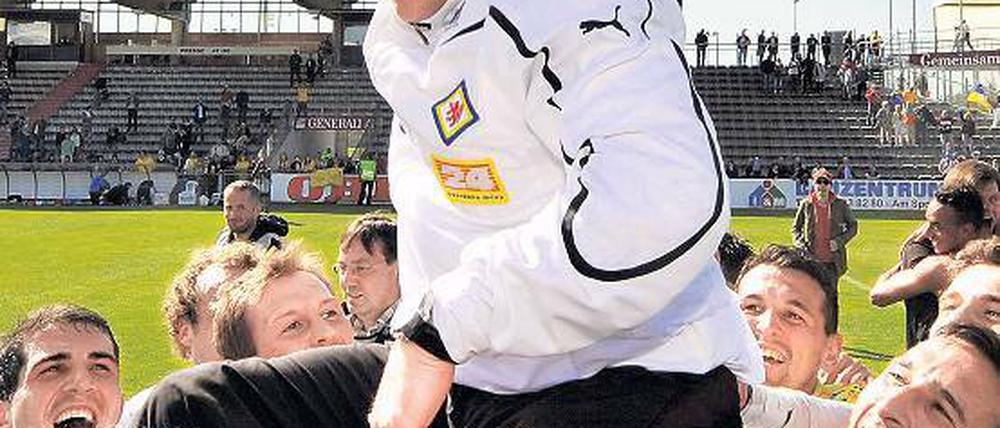 Erfolgscoach. Torsten Lieberknecht (37) übernahm 2008 das Training der ersten Mannschaft von Eintracht Braunschweig. Unter ihm gelang der Mannschaft der Klassenerhalt und damit die Teilnahme an der 3. Liga in der Saison 2008/09. In der laufenden Saison 2010/11 verlängerte Lieberknecht seinen Vertrag bei der Eintracht bis 2013.