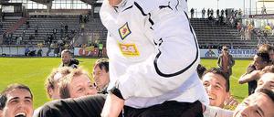 Erfolgscoach. Torsten Lieberknecht (37) übernahm 2008 das Training der ersten Mannschaft von Eintracht Braunschweig. Unter ihm gelang der Mannschaft der Klassenerhalt und damit die Teilnahme an der 3. Liga in der Saison 2008/09. In der laufenden Saison 2010/11 verlängerte Lieberknecht seinen Vertrag bei der Eintracht bis 2013.