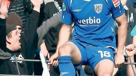 Torschütze und Freudentaumel. Anton Makarenko traf seit dem 2:1 bei Bayern München II viermal, der SVB blieb sieben Spiele ohne Niederlage – Babelsbergs Fans jubeln.